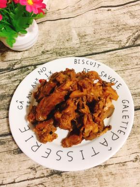 浸泡好的鸭架麻辣中带着微甜，下酒佐餐都是不错哦！（如果吃不完可以分成若干份儿放冰箱冷冻保存，吃的时候提前解冻即可。也可以根据自己的喜好，放微波炉稍微加热一下。）