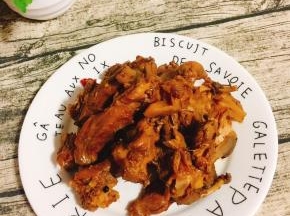 浸泡好的鸭架麻辣中带着微甜，下酒佐餐都是不错哦！（如果吃不完可以分成若干份儿放冰箱冷冻保存，吃的时候提前解冻即可。也可以根据自己的喜好，放微波炉稍微加热一下。）