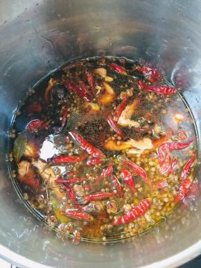 把鸭架和卤料放进锅里，放入三勺盐，一片鸡精，适量的水。