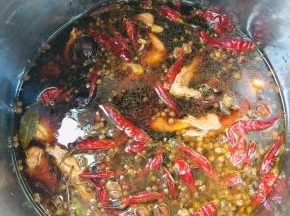 把鸭架和卤料放进锅里，放入三勺盐，一片鸡精，适量的水。