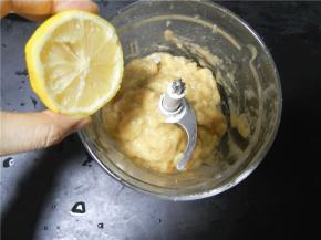 倒入绞肉机，挤柠檬汁。