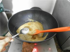 香蕉泥倒入不粘锅中，加冰糖。