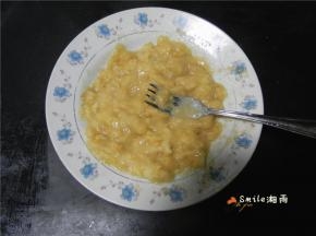 用叉子压成泥。