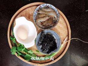 准备好所需要的材料 准备好鲜虾，新鲜虾要剥虾壳麻烦的，也可以买虾仁，虾洗干净，放进冰箱冷冻半小时，这样虾壳比较好剥掉，冷冻好的虾把虾头剥掉，把虾壳也剥干净，虾头虾壳留着备用，另有作用，（这个虾壳是留着用来做虾油的）