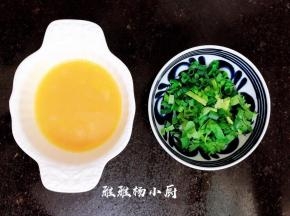 鸡蛋磕入碗中，加入少许盐，搅拌均匀打成鸡蛋液 香葱和香菜清洗干净，切碎装进碗中备用