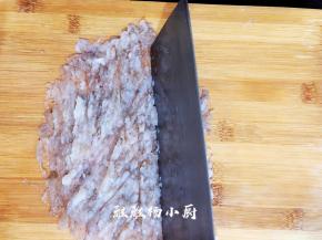 虾仁用刀背剁成泥