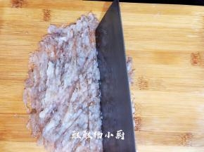 虾仁用刀背剁成泥