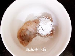 虾泥放入碗中加入玉米淀粉，盐和少许胡椒粉