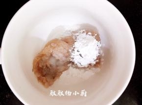 虾泥放入碗中加入玉米淀粉，盐和少许胡椒粉