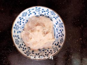 用筷子顺着同一个方向搅打上劲