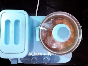 锅中加少许油，把虾壳和虾头倒入锅中，盖上盖子中火，熬成虾油
