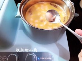 把虾壳捞出，盛出油，锅中剩少许底油，接着倒入适量的清水 把汤煮开，用勺子把虾泥挖成小球，放入汤中