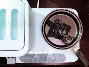 用平底锅，干锅把紫菜放进锅中烘烤出紫菜的香味即可