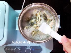 把蛋液倒入锅中，一边倒一边用筷子快速搅拌均匀，这样蛋液就成芙蓉了，加入少许盐调味