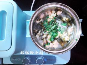 倒入香葱和香菜，虾滑紫菜芙蓉汤就做好了