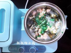 倒入香葱和香菜，虾滑紫菜芙蓉汤就做好了