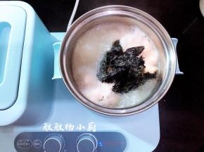 接着把紫菜也放入汤中