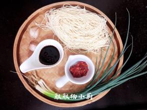 准备好湿面和香葱还有辣椒酱把生抽和蚝油也一起准备好