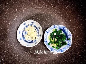 香葱洗干净切成葱花，蒜头剁碎放一旁备用