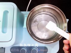 锅中坐水烧至80度左右，水煮至水中有鱼泡眼出现，这时水的温度大概就在80度左右，这时加入少许盐，加盐的目的是为了让面更劲道和入味