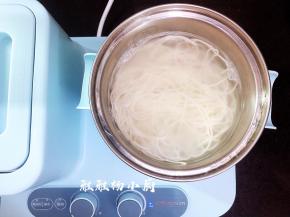 把面放入锅中，用筷子轻轻搅动，把面打散，以防面粘底和成团，把面煮开，煮1分钟，我用的面比较细，所以煮的时间也比较快，如果面比较粗的话，时间要适当的增加