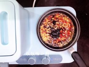 倒入生抽和蚝油用小火翻炒均匀