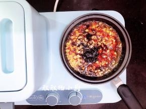 倒入生抽和蚝油用小火翻炒均匀