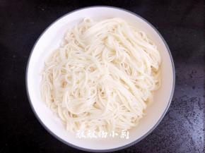 捞出面沥干水分，放在碗中，加入少许油拌均匀以防面条粘连在一起