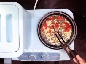 小煎锅倒入适量的食用油，油的量不能太多哦，因为在前面，为了让面防粘，已经加了些许油，所以这一步就要控制好了，要不拌出来的面就太油了哦，接着把剁好的蒜蓉都倒入锅中和辣椒酱一起倒入锅中，接着炒香