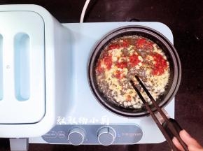 小煎锅倒入适量的食用油，油的量不能太多哦，因为在前面，为了让面防粘，已经加了些许油，所以这一步就要控制好了，要不拌出来的面就太油了哦，接着把剁好的蒜蓉都倒入锅中和辣椒酱一起倒入锅中，接着炒香