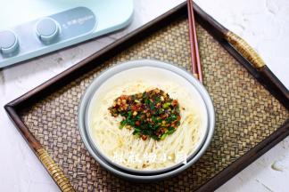 倒在面中，搅拌均匀即可食用