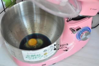 将鸡蛋、糖、盐、蝶豆花水倒入厨师机内胆中。