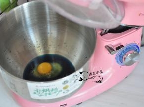 将鸡蛋、糖、盐、蝶豆花水倒入厨师机内胆中。
