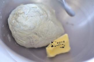 揉匀后加入黄油，转5档揉出薄膜。