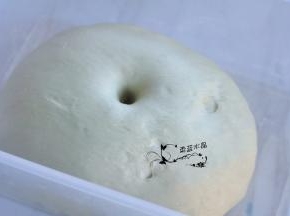 面团发酵40分钟，手指按下不回缩。
