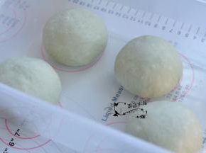 将面团排气后分割成四份，滚圆后静置10分钟。