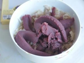 芋头提前蒸熟，压成泥后加入紫薯馅混合均匀。