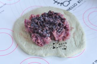 取一个面团擀开，放入芋头馅和血糯米。