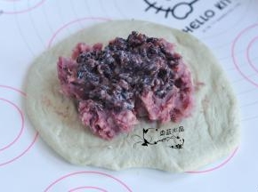 取一个面团擀开，放入芋头馅和血糯米。
