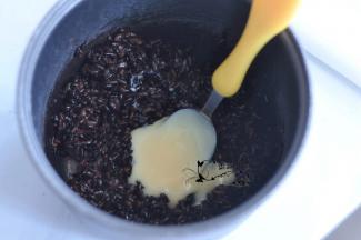血糯米加水用电饭煲焖熟，加入炼乳拌匀。