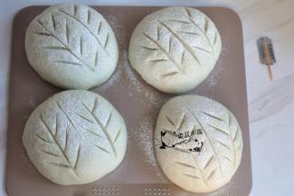 面团表面筛上高粉，用刀片割出自己喜欢的图案，放入烤箱中，190度烘烤20分钟。