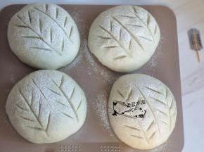 面团表面筛上高粉，用刀片割出自己喜欢的图案，放入烤箱中，190度烘烤20分钟。