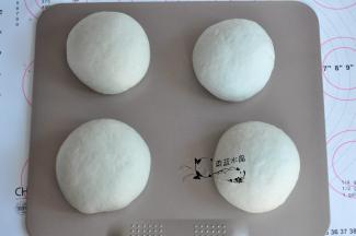 像捏包子一样包起来，捏紧，封口朝下，放到无边烤盘上，发酵20分钟。