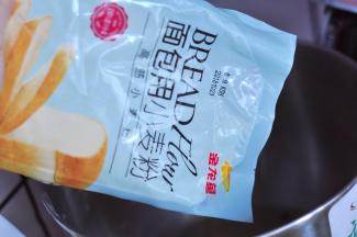 倒入金龙鱼面包用小麦粉、波兰种、干酵母，启动3档揉面。