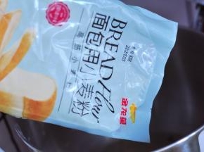 倒入金龙鱼面包用小麦粉、波兰种、干酵母，启动3档揉面。