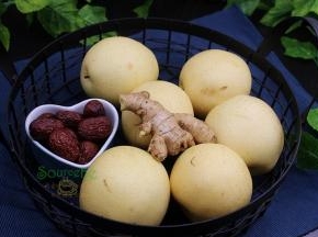 食材：秋梨、生姜、红枣、冰糖。其中生姜可以止咳暖胃，喝的时候有辛辣的口感刺激胃液，促进食欲。