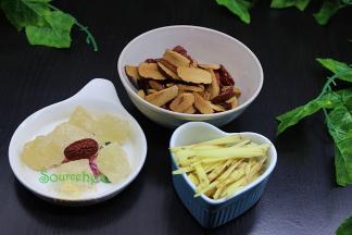生姜洗净切丝，冰糖选择黄冰糖，清润润肺。红枣洗净对半切块，去核。