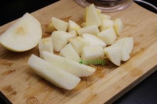 秋梨洗净，切块去核，然后用刨子刨成秋梨丝，或者有料理机打碎。千万不要用榨汁机，影响口感。