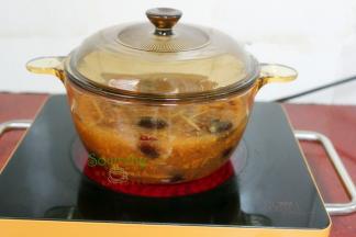 把秋梨丝以及秋梨水、生姜、冰糖、红枣，全部倒入一个玻璃煮锅里，加一小碗水，别太多。盖上盖子，大火煮沸之后，转中小火炖20分钟。