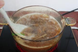 炖好的秋梨羹，焖3分钟，开盖，搅拌一下，这个时候的秋梨汁香甜浓稠，